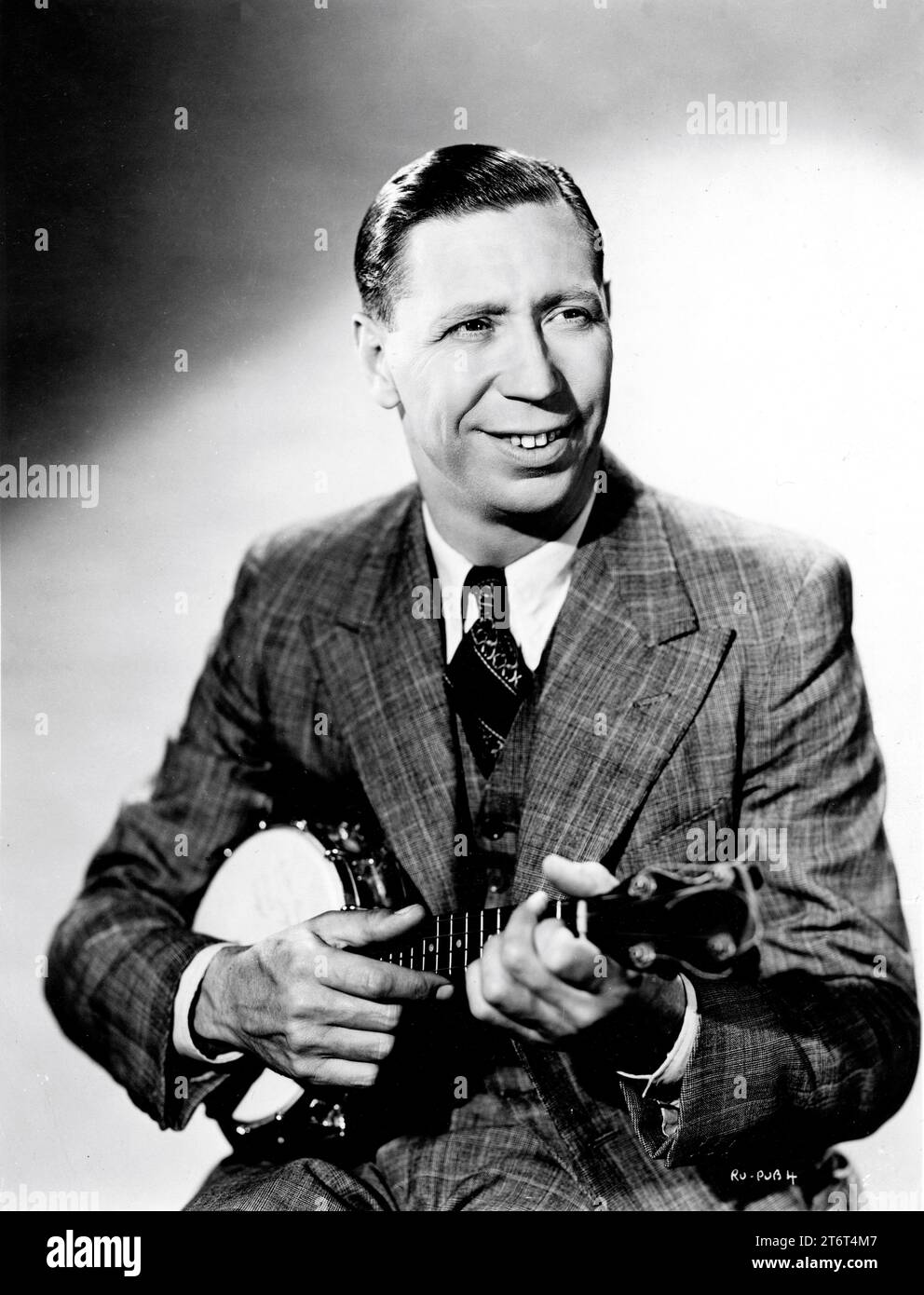 GEORGE FORMBY avec son portrait publicitaire ukulélé pour GEORGE DANS CIVVVY STREET 1946 réalisateur MARCEL VARNEL Columbia British Productions / Columbia Pictures Corporation Banque D'Images