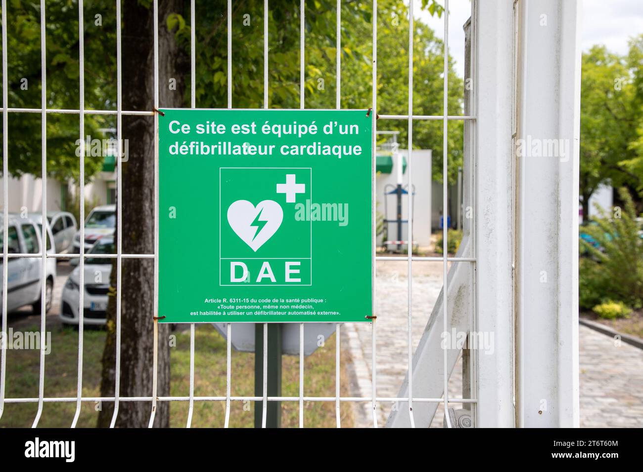 Station d'un défibrillateur externe automatisé DAE signifie en français le logo dae et le texte français défibrillateur externe automatisé placé sur la sphère publique Banque D'Images