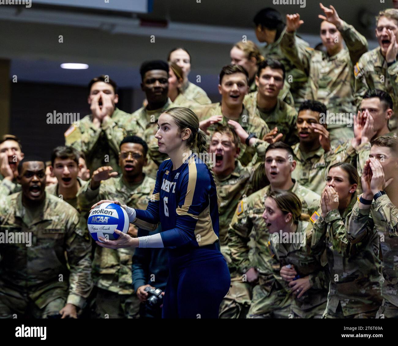 11 novembre 2023, Annapolis, Maryland, États-Unis : AVERI MILLER (6 ans) de l'équipe de volleyball de la Navy est harcelée par les Cadets de l'Armée alors qu'elle se prépare à servir dans le Star Match annuel contre l'Armée à l'Académie navale des États-Unis à Annapolis Maryland le 11 novembre 2023. (Image de crédit : © Robert Blakley/ZUMA Press Wire) USAGE ÉDITORIAL SEULEMENT! Non destiné à UN USAGE commercial ! Banque D'Images