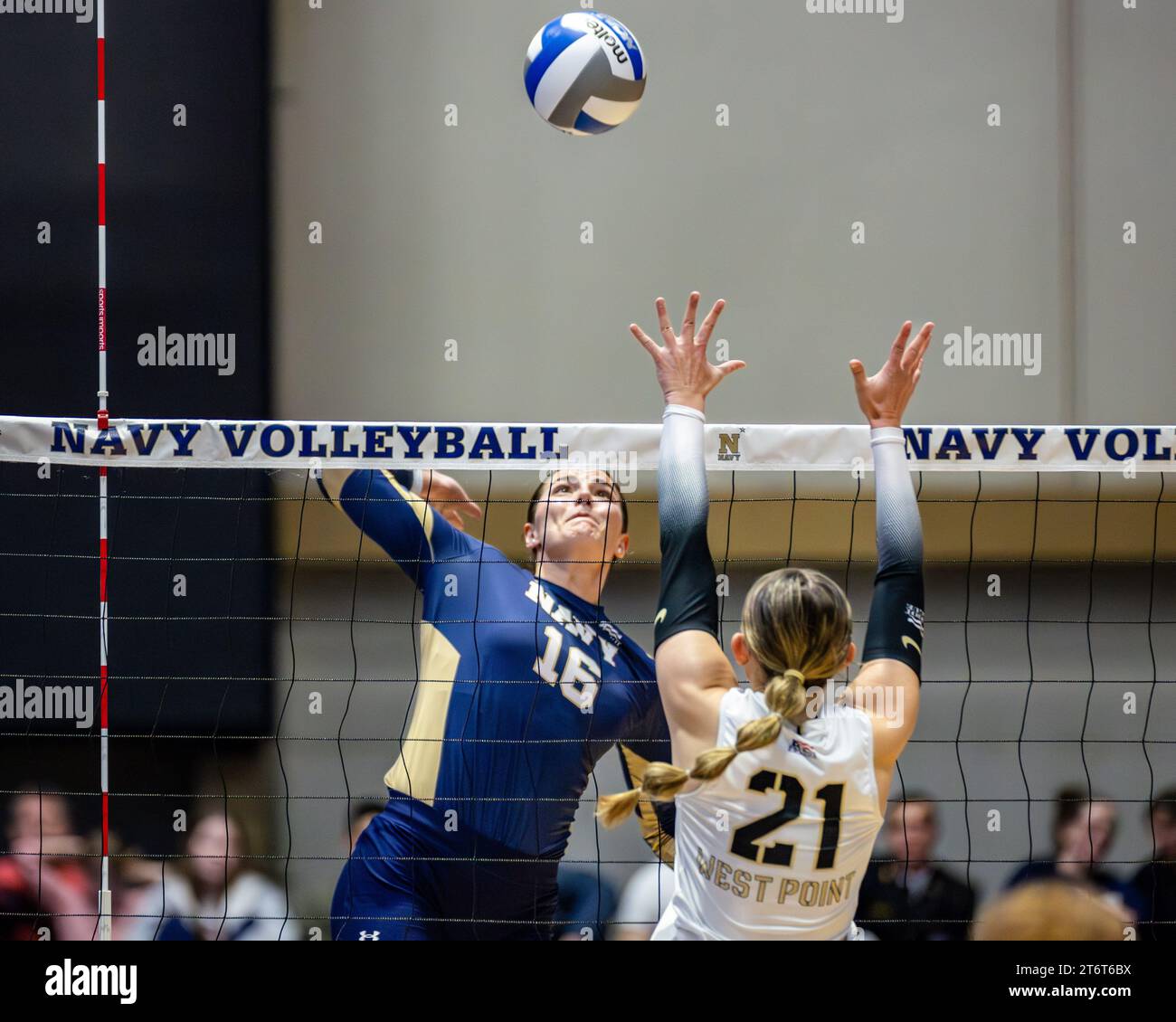 11 novembre 2023, Annapolis, Maryland, États-Unis : MAGGIE BODMAN (16 ans) de l'équipe de volleyball de la Navy tente de tuer dans le Star Match annuel contre l'armée à l'Académie navale des États-Unis à Annapolis Maryland le 11 novembre 2023. (Image de crédit : © Robert Blakley/ZUMA Press Wire) USAGE ÉDITORIAL SEULEMENT! Non destiné à UN USAGE commercial ! Banque D'Images