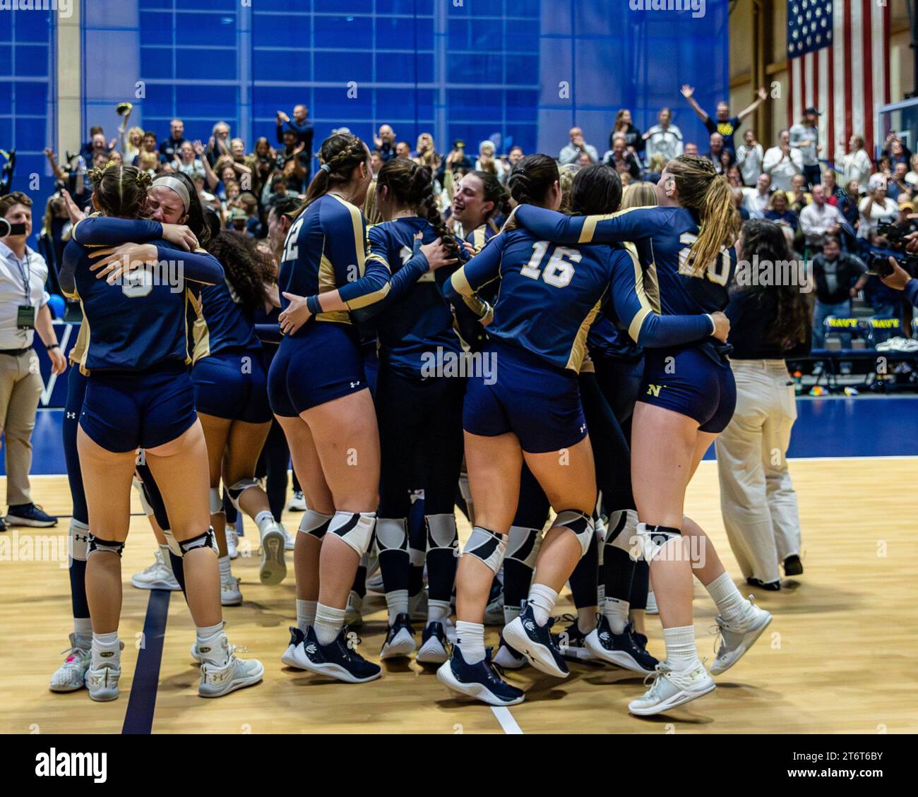 11 novembre 2023, Annapolis, Maryland, États-Unis : les équipes de volleyball de la Navy womenâ€™s célèbrent une victoire sur l'Armée lors du Star Match annuel le jour du Veteranâ€™s à l'Académie navale d'Annapolis Maryland le 11 novembre 2023. (Image de crédit : © Robert Blakley/ZUMA Press Wire) USAGE ÉDITORIAL SEULEMENT! Non destiné à UN USAGE commercial ! Banque D'Images