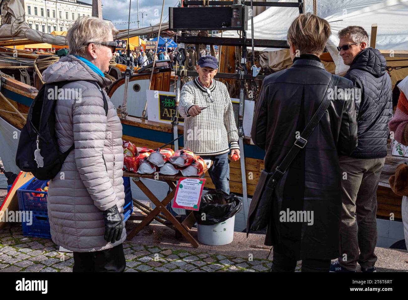 Vendeur âgé vendant des pommes de Kökar au Stadin silakkamarkkinat ou à la foire du hareng de la Baltique sur la place du marché à Helsinki, Finlande Banque D'Images