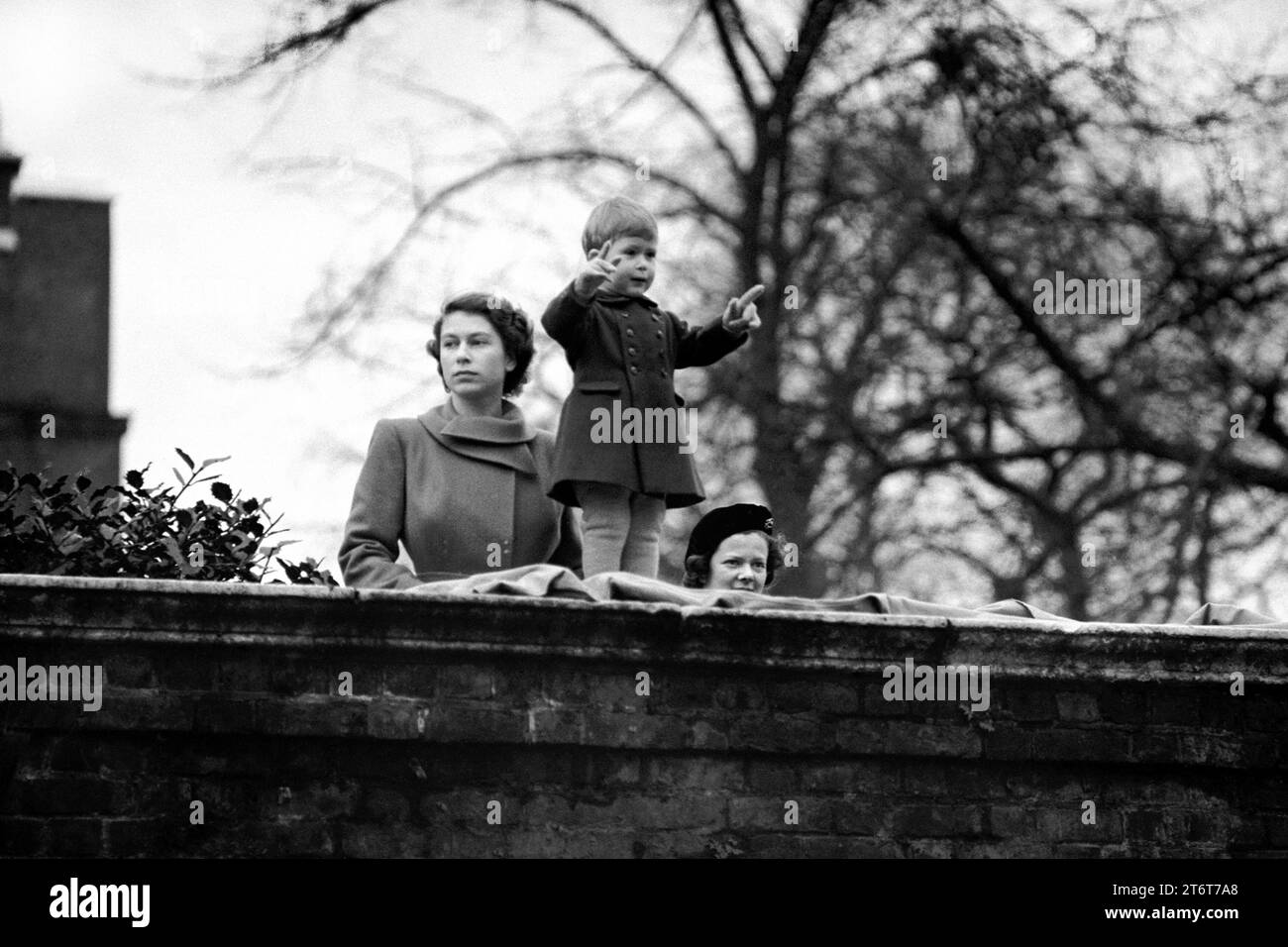 Photo de dossier datée du 22/11/50 de la princesse Elizabeth avec son fils de deux ans, le prince Charles, regardant la procession depuis le mur de Clarence House, alors que la reine Juliana et le prince Bernhard des pays-Bas se rendent au Guildhall. Des photos de chaque année de la vie du roi ont été compilées par l'agence de presse PA pour célébrer le 75e anniversaire du roi Charles III. Date d'émission : dimanche 12 novembre 2023. Banque D'Images