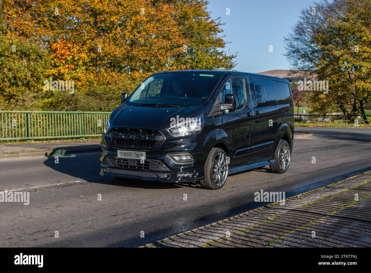 2018 Ford Transit Custom 280 Limited TDCi 130 Ecoblue L1H1 SWB Black LCV Panel Van Diesel 1995 cc ; pont autoroutier traversant Manchester, Royaume-Uni Banque D'Images