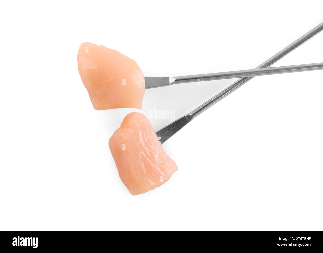 Fourchettes à fondue avec des morceaux de viande crue isolés sur blanc, vue de dessus Banque D'Images