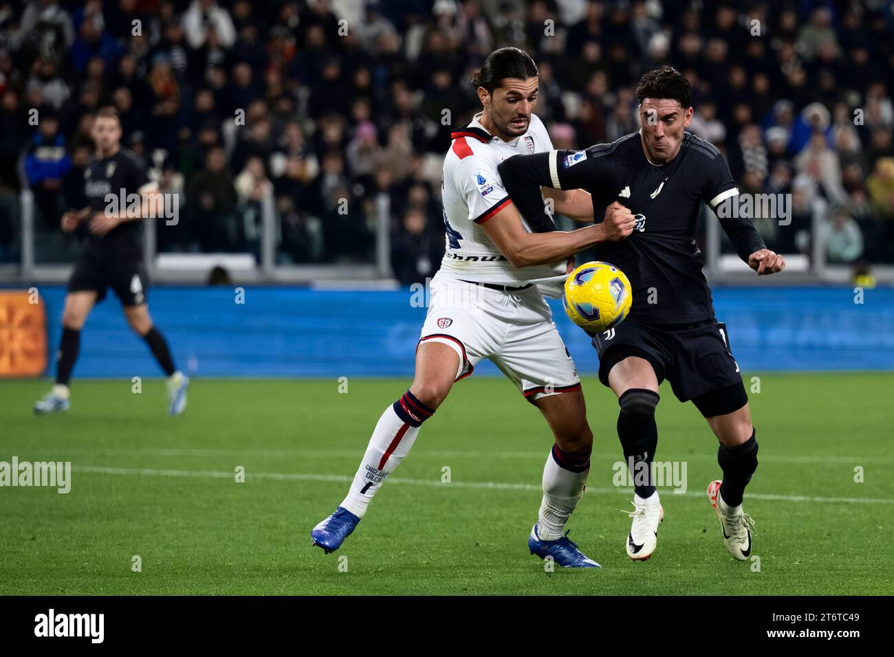 Dusan Vlahovic de la Juventus FC concourt pour le ballon avec Alberto Dossena de Cagliari Calcio lors du match de Serie A entre la Juventus FC et Cagliari Calcio. Banque D'Images