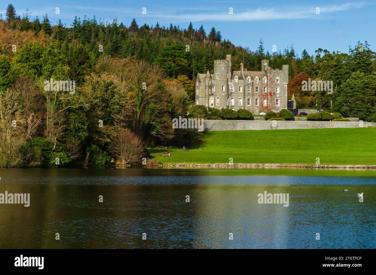 Castlewellan, County Down, Irlande du Nord novembre 11 2023 - Château de Castlewellan vu de l'autre côté du lac avec reflets et couleurs automnales Banque D'Images