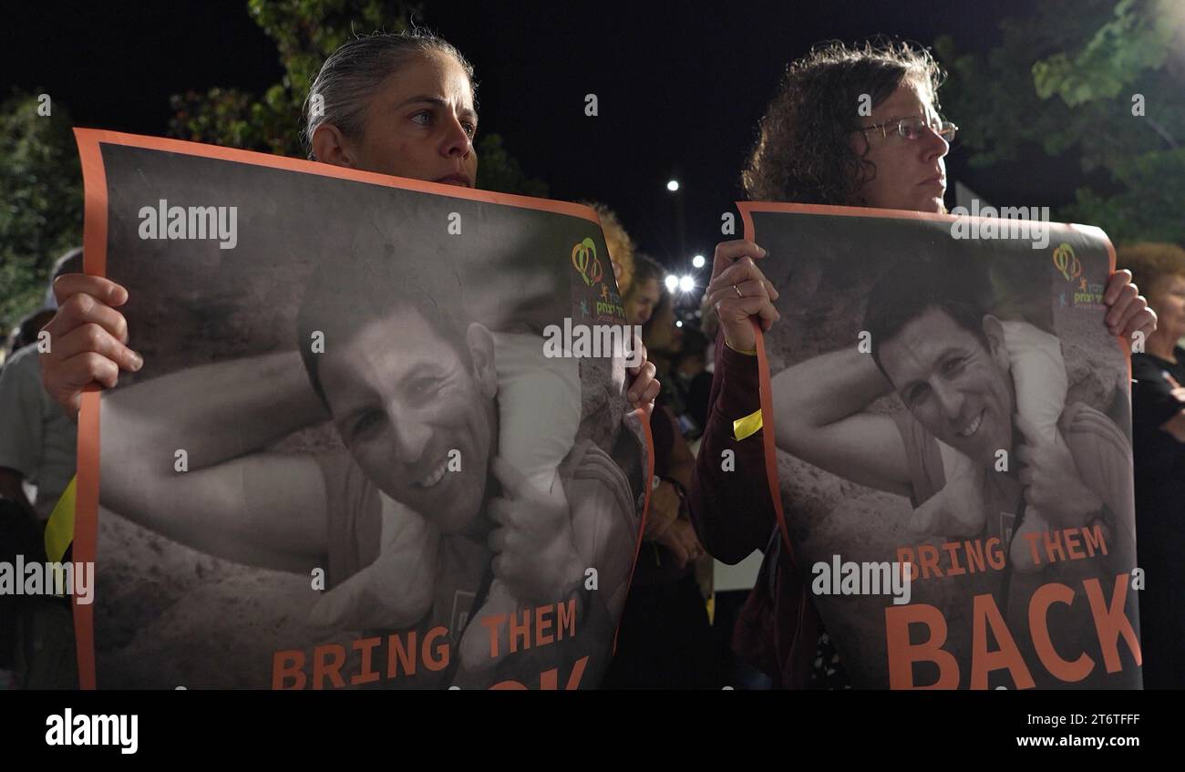 Des manifestants brandissent des pancartes avec la photo d'un israélien retenu en otage par le Hamas tout en écoutant un orateur alors qu'ils prennent part à une manifestation pour exiger que le Premier ministre israélien Benjamin Netanyahu obtienne la libération des otages israéliens enlevés par des militants palestiniens et actuellement détenus à Gaza Strip le 11 novembre 2023 à Jérusalem. Un mois après les attaques du Hamas du 7 octobre, l'armée du pays a poursuivi son bombardement continu de la bande de Gaza et a lancé une invasion terrestre pour vaincre le groupe militant qui gouverne le territoire palestinien Banque D'Images Des manifestants brandissent des pancartes avec la photo d'un israélien retenu en otage par le Hamas tout en écoutant un orateur alors qu'ils prennent part à une manifestation pour exiger que le Premier ministre israélien Benjamin Netanyahu obtienne la libération des otages israéliens enlevés par des militants palestiniens et actuellement détenus à Gaza Strip le 11 novembre 2023 à Jérusalem. Un mois après les attaques du Hamas du 7 octobre, l'armée du pays a poursuivi son bombardement continu de la bande de Gaza et a lancé une invasion terrestre pour vaincre le groupe militant qui gouverne le territoire palestinien Banque D'Images