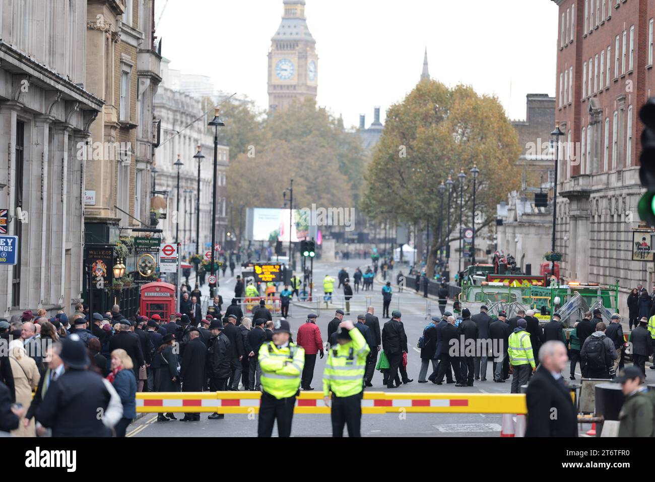 Londres, Royaume-Uni. 12 novembre 2023. Les anciens militaires en service arrivent à Whitehall dans le centre de Londres avant qu'un service ne soit tenu au cénotaphe de Whitehall à Westminster le dimanche du souvenir. Des milliers de personnes honorent les morts de guerre en se rassemblant au mémorial emblématique pour déposer des couronnes et observer deux minutes de silence. Crédit photo : Ben Cawthra/Sipa USA crédit : SIPA USA/Alamy Live News Banque D'Images