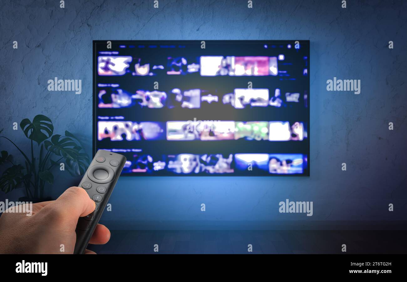 Concept de streaming multimédia. Télécommande tenant la main. TV en ligne. Télévision en continu vidéo. Fournisseur de contenu VOD. Service vidéo avec Internet St Banque D'Images
