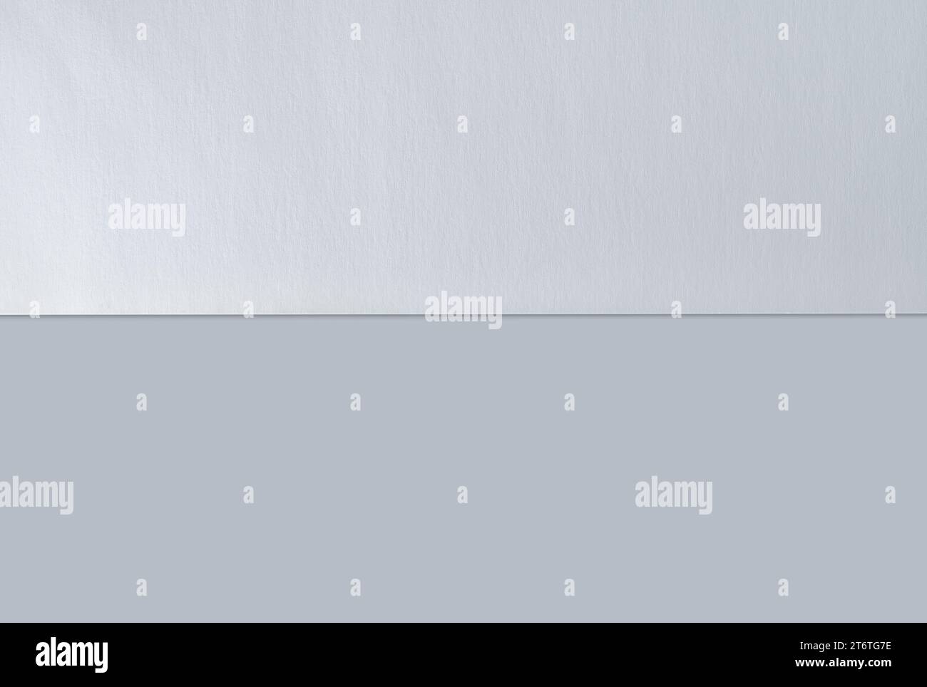 Feuille de papier vierge divisée en deux, isolée sur fond blanc avec ombre et chemin de détourage. Placer pour le texte. Banque D'Images Feuille de papier vierge divisée en deux, isolée sur fond blanc avec ombre et chemin de détourage. Placer pour le texte. Banque D'Images