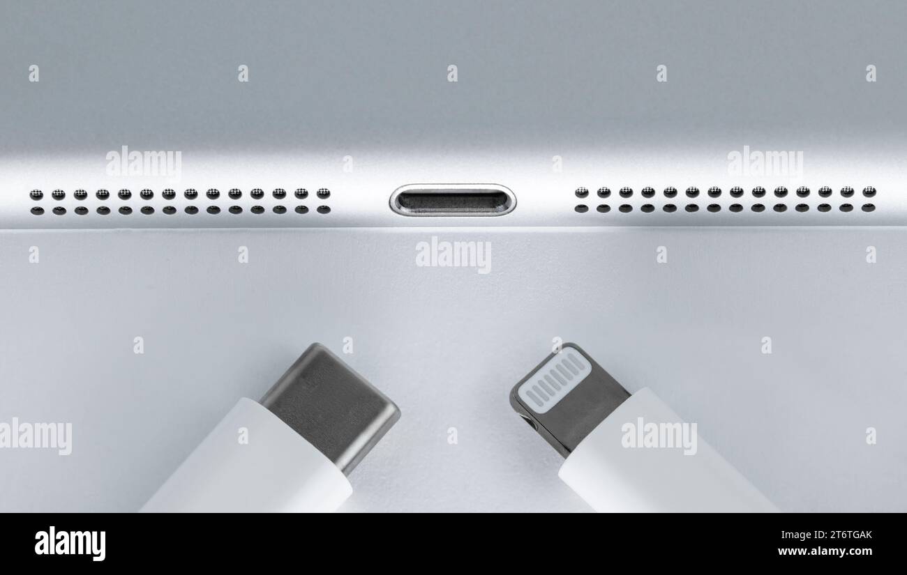 Apple avec éclairage et chargeur de câble USB-c allumé. UE essayer de forcer le téléphone à utiliser USB-c au lieu de câble d'éclairage. Banque D'Images Apple avec éclairage et chargeur de câble USB-c allumé. UE essayer de forcer le téléphone à utiliser USB-c au lieu de câble d'éclairage. Banque D'Images