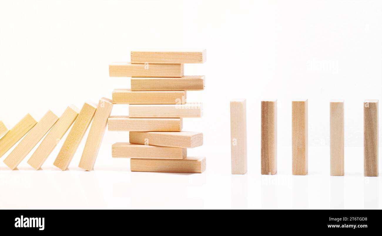 Blocs de jeu en bois jenga sur fond blanc. Banque D'Images Blocs de jeu en bois jenga sur fond blanc. Banque D'Images
