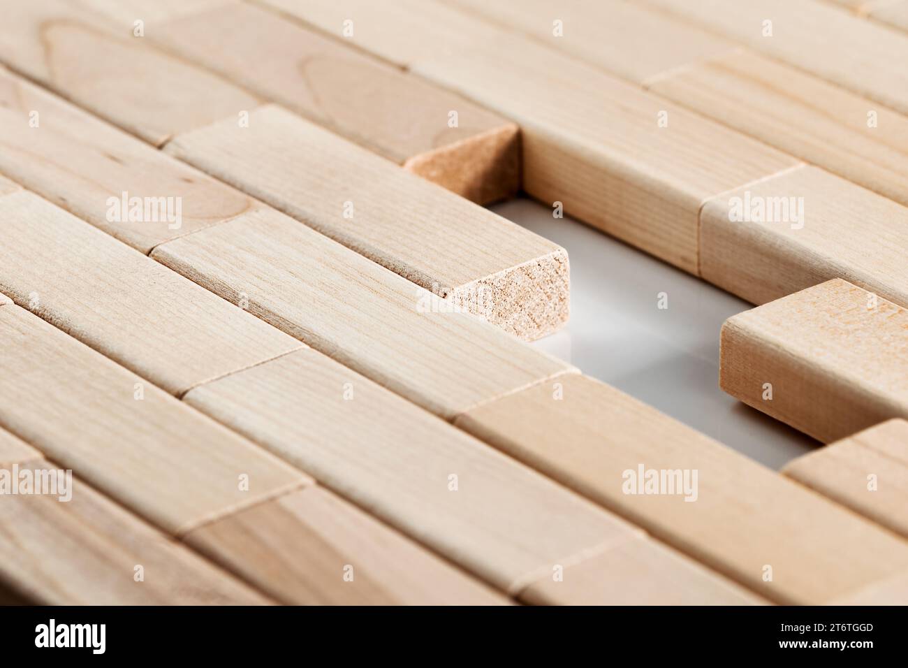 Pensée logique et concept de tâche de finition. Dernier bloc de bois manquant pour finir un puzzle. Banque D'Images Pensée logique et concept de tâche de finition. Dernier bloc de bois manquant pour finir un puzzle. Banque D'Images