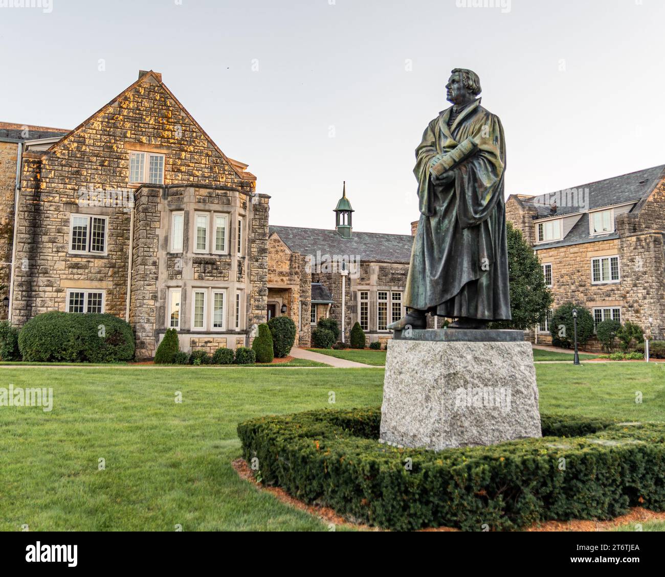 La statue de Martin Luther au séminaire de Wartburg avec le bâtiment en arrière-plan Banque D'Images