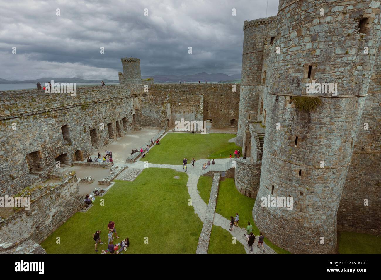 Les touristes apprécient un peu de temps dans le parc du château historique Harlech à Gwynedd dans le nord du pays de Galles au Royaume-Uni Banque D'Images