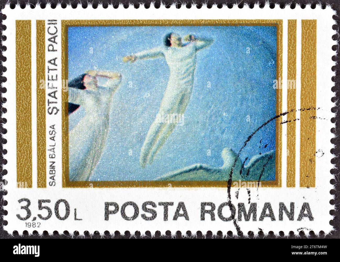Timbre-poste annulé imprimé par la Roumanie, qui montre le tableau Peace Relay de Sabin Bălașa, vers 1982 Banque D'Images
