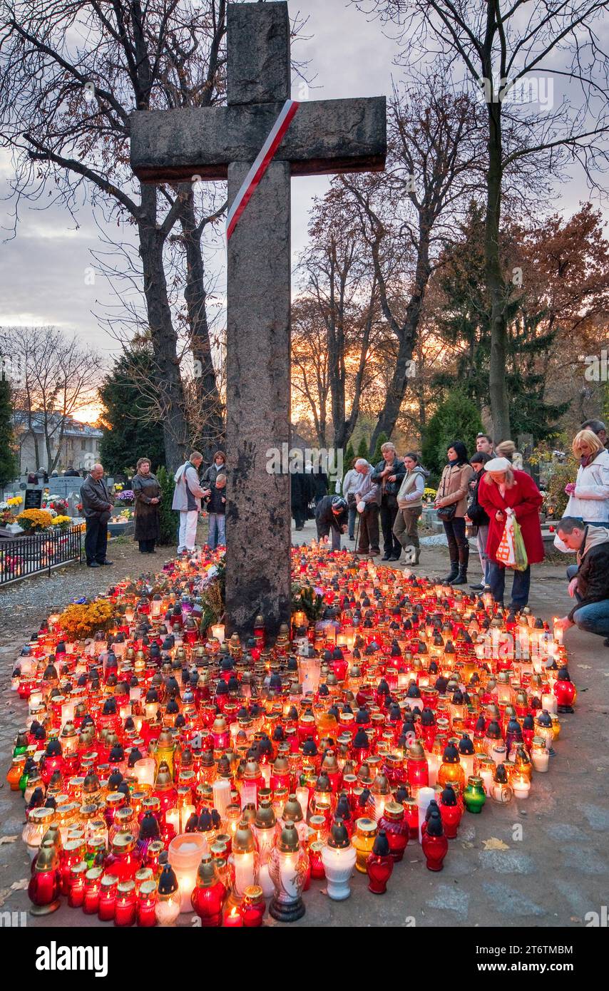 Veillée aux chandelles le jour de la Toussaint au cimetière de la Sainte famille à Wroclaw, Basse-Silésie, Pologne Banque D'Images