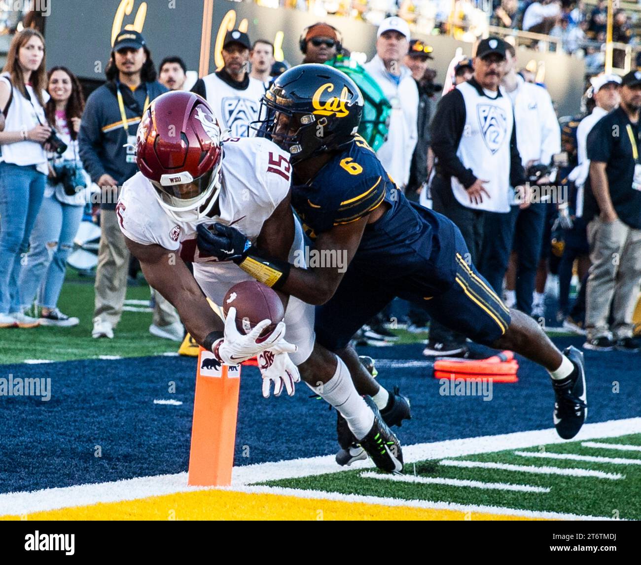 11 novembre 2023 Berkeley, CA États-Unis Washington State Running back Djouvensky Schlenbaker (15) plonge dans la zone finale pour un touchdown lors du match de football NCAA entre les Washington State Cougars et les Golden Bears de Californie. La Californie a battu l'État de Washington 42-39 au California Memorial Stadium Berkeley Calif. Thurman James / CSM Banque D'Images