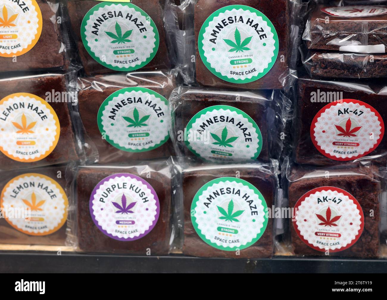 Amsterdam, pays-Bas - 21 avril 2023 : une sélection de biscuits au cannabis dans une vitrine à Amsterdam, pays-Bas Banque D'Images