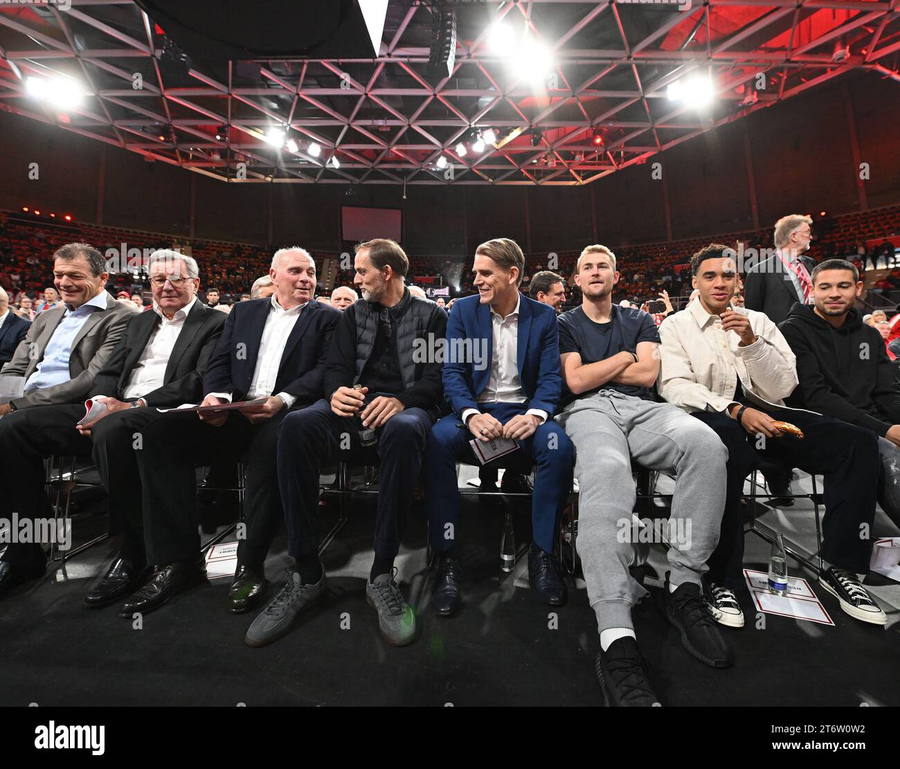 12 novembre 2023, Bavière, Munich : football : Bundesliga, Assemblée générale annuelle du FC Bayern Munich. L'ancien président du FC Bayern Munich Karl Hopfner (2e à partir de la gauche, de gauche à droite), le président d'honneur du Bayern Uli Hoeneß, l'entraîneur Thomas Tuchel, le directeur sportif Christoph Freund, le joueur Matthijs de Ligt, le joueur Jamal Musiala et le joueur Raphael Guerreiro assistent à l'assemblée générale annuelle. Photo : Angelika Warmuth/dpa crédit : dpa Picture alliance/Alamy Live News Banque D'Images