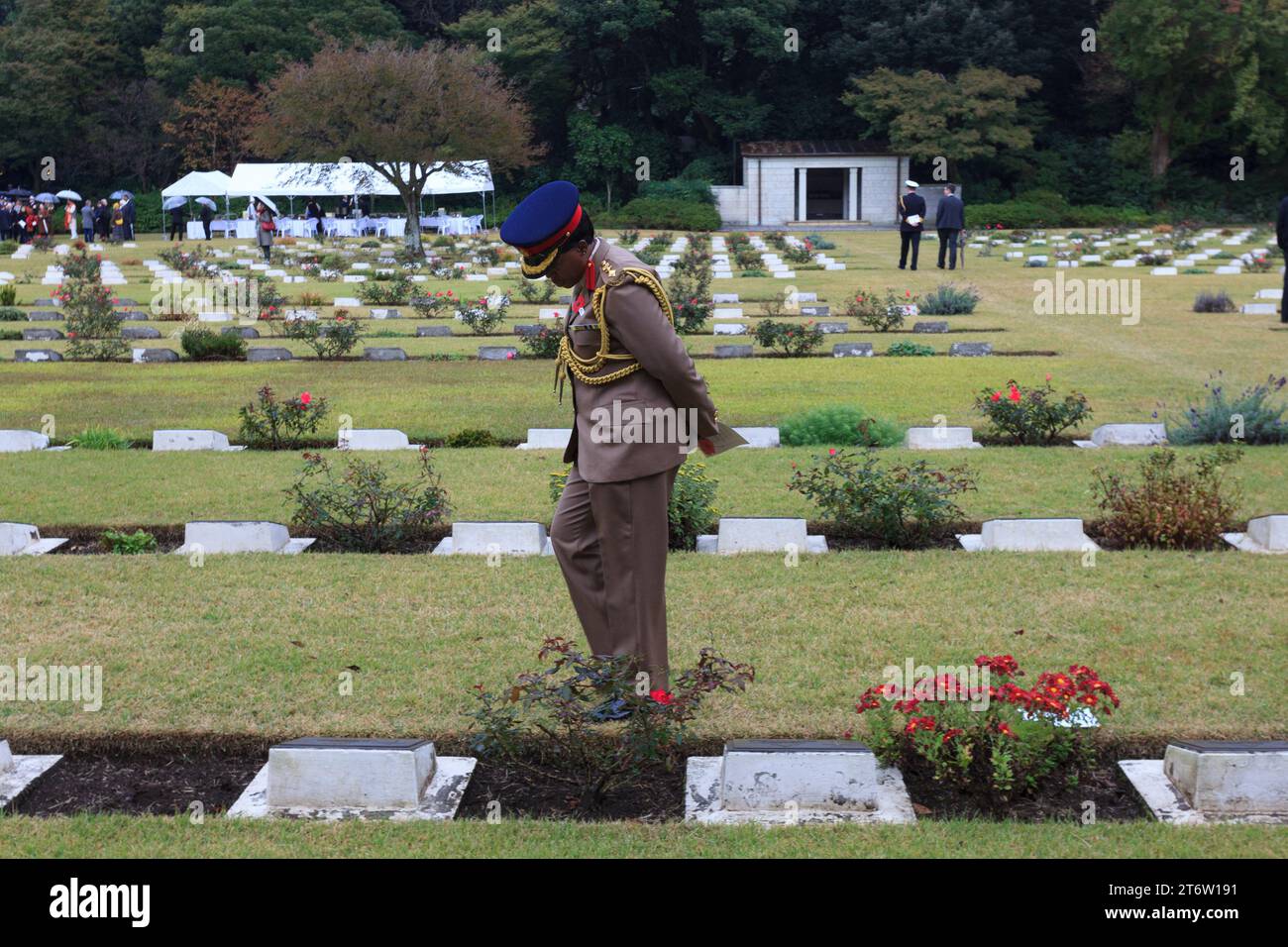 Le colonel E B Wanjiku, attaché de défense à l'ambassade du Kenya, regarde les tombes lors des cérémonies du dimanche du souvenir au cimetière des sépultures de guerre du Commonwealth de Hodagaya à Yokohama. Cette année, l’ambassade de Nouvelle-Zélande a accueilli cet événement commémoratif qui marque la fin de la première Guerre mondiale et rend hommage à tous ceux qui sont morts dans le service militaire. (Photo Damon Coulter / SOPA Images/Sipa USA) Banque D'Images