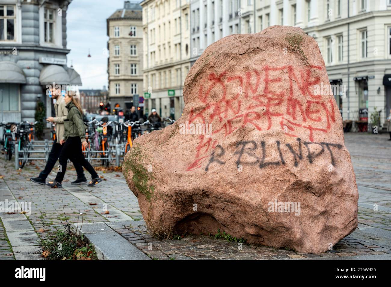 Danemark. 12 novembre 2023. Le mémorial sur Israels Plads (place Israël) exposé au vandalisme à Copenhague, dimanche 12 novembre 2023. Un mémorial qui rend hommage aux Danois qui ont aidé les Juifs pendant la Seconde Guerre mondiale a été vandalisé. Le texte est peint sur la pierre commémorative : les yeux peuvent voir, mais le cœur est aveugle. En outre, des parties de Israels Plads ont également été peintes. (Photo : Emil Nicolai Helms/Ritzau Scanpix) crédit : Ritzau/Alamy Live News crédit : Ritzau/Alamy Live News Banque D'Images