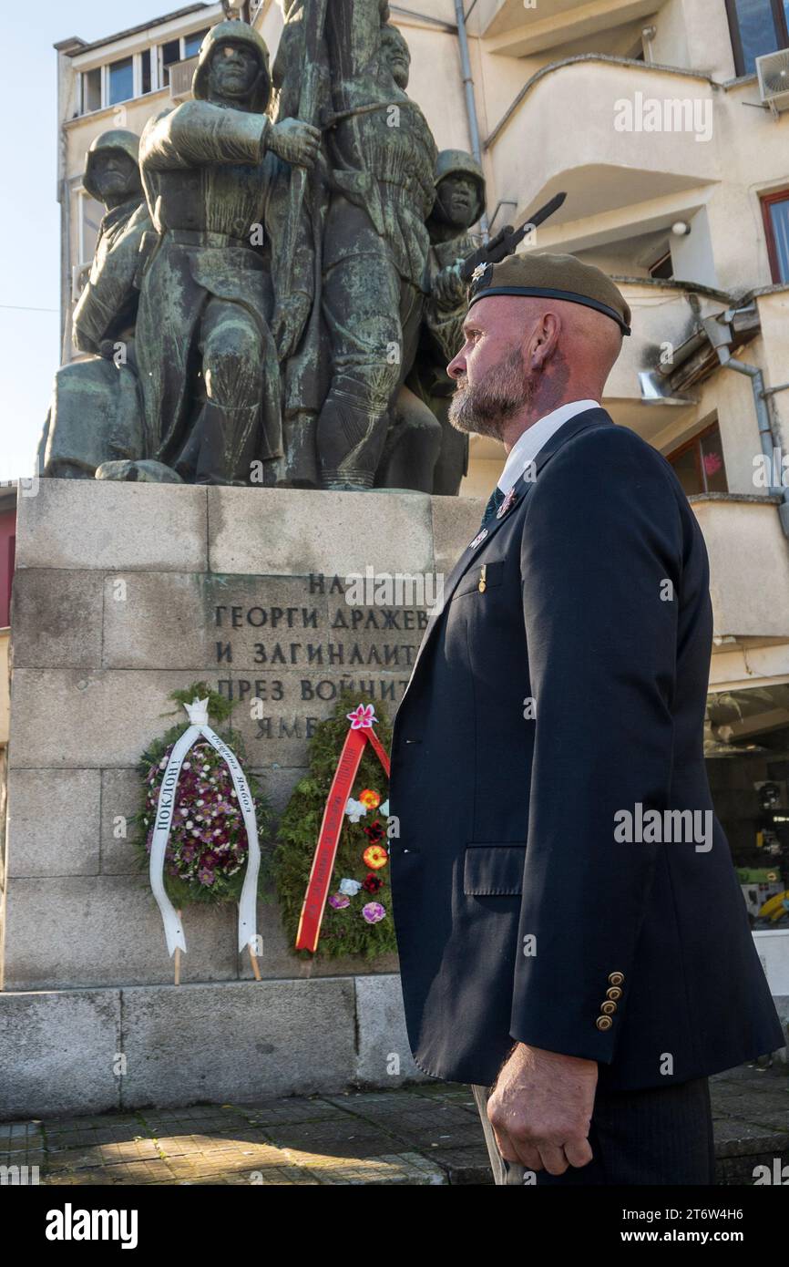 Yambol Bulgarie 12 novembre 2023 : soleil matinal d'automne pour les verternes expatriées Remberance jour service tenu à la statue des morts . Le jour du souvenir du 1st Light Infantry John Bradford est observé le 11 novembre, jour de l'armistice, connu plus tard sous le nom de Remembrance Da Cliff Norton Alamy Live news Banque D'Images