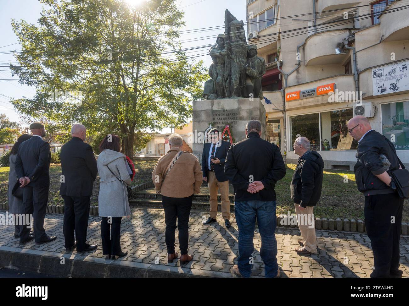 Yambol Bulgarie 12 novembre 2023 : soleil matinal d'automne pour les verternes expatriées Remberance jour service tenu à la statue des morts . Le jour du souvenir du 1st Light Infantry John Bradford est observé le 11 novembre, jour de l'armistice, connu plus tard sous le nom de Remembrance Da Cliff Norton Alamy Live news Banque D'Images