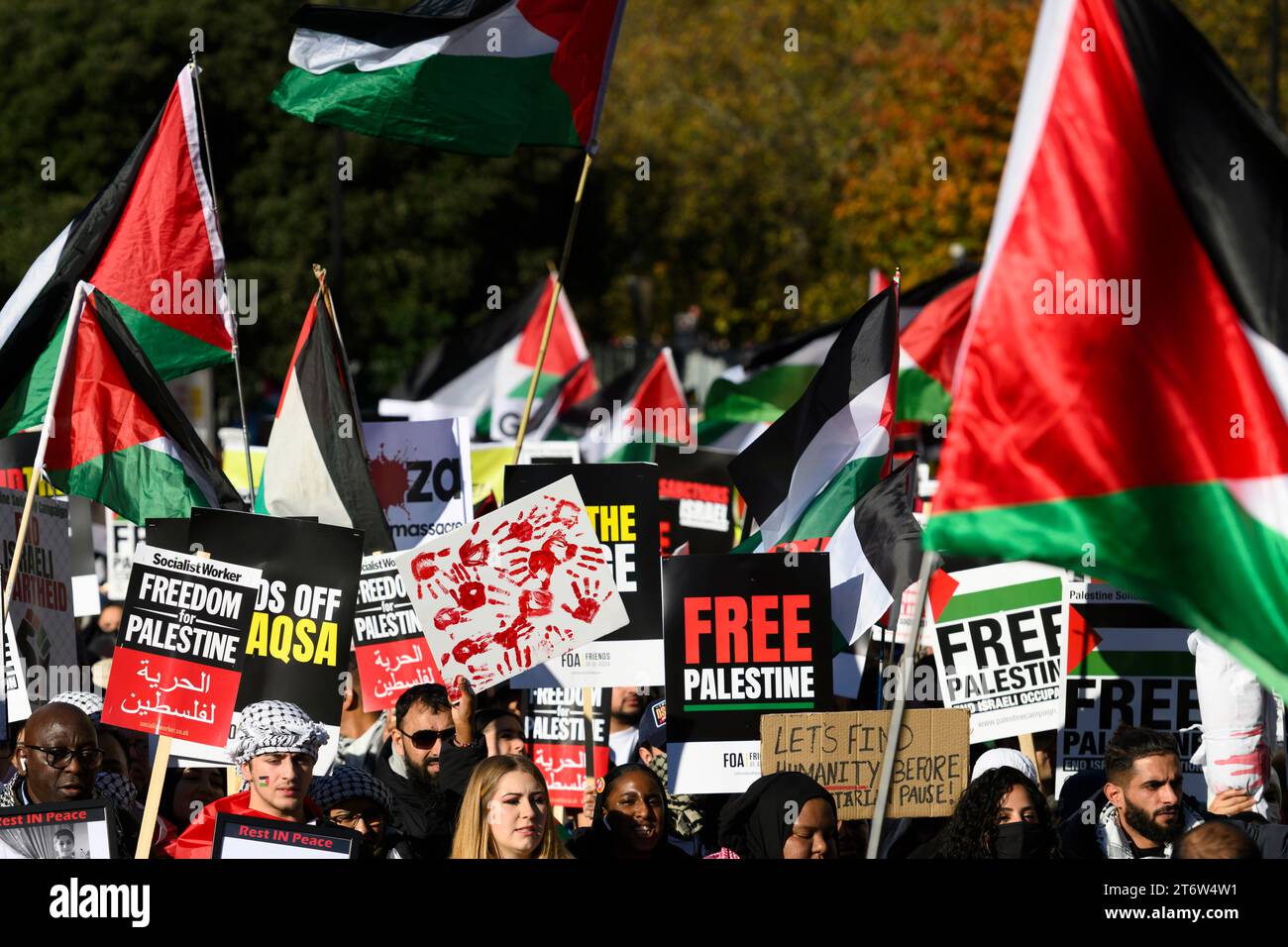 Marcheurs au début d'une marche pro-palestinienne appelant à un cessez-le-feu de l'offensive militaire en cours à Gaza par les forces de défense israéliennes. La marche Banque D'Images