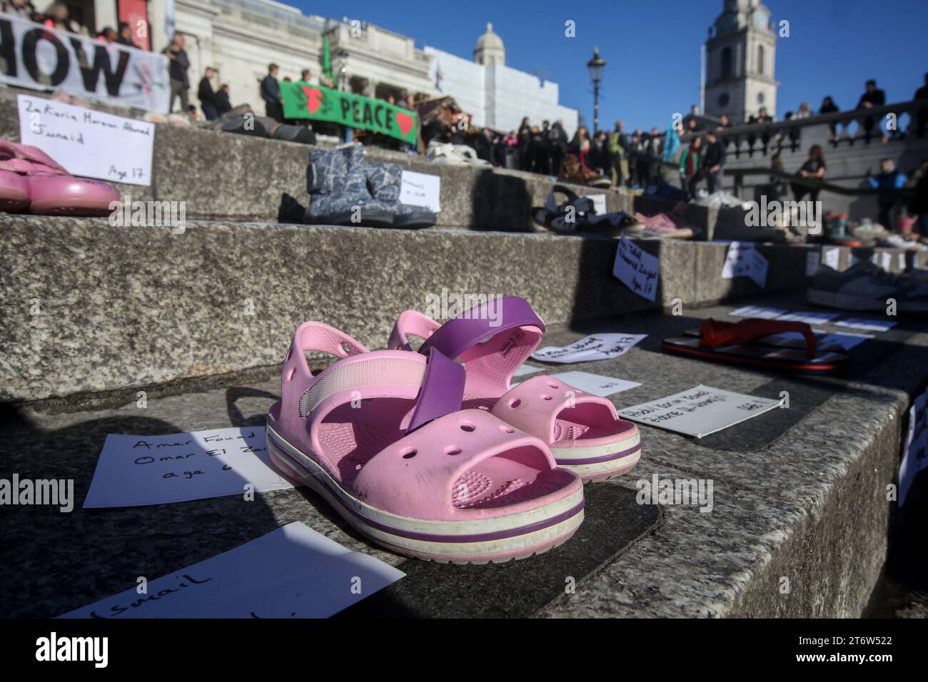 Une paire de chaussures se trouve sur les marches en dessous de la Galerie nationale, à côté, ce sont des étiquettes de noms d'enfants tués à Gaza. Les familles XR ont organisé la manifestation pour la chaussure pour illustrer la mort d'enfants à Gaza. Ils appellent à un cessez-le-feu immédiat dans la guerre entre Israël et le Hamas. Des milliers d'enfants ont été tués depuis qu'Israël a pris des mesures de représailles contre le Hamas après avoir tué plus de 1000 Israéliens et pris 220 otages. Banque D'Images