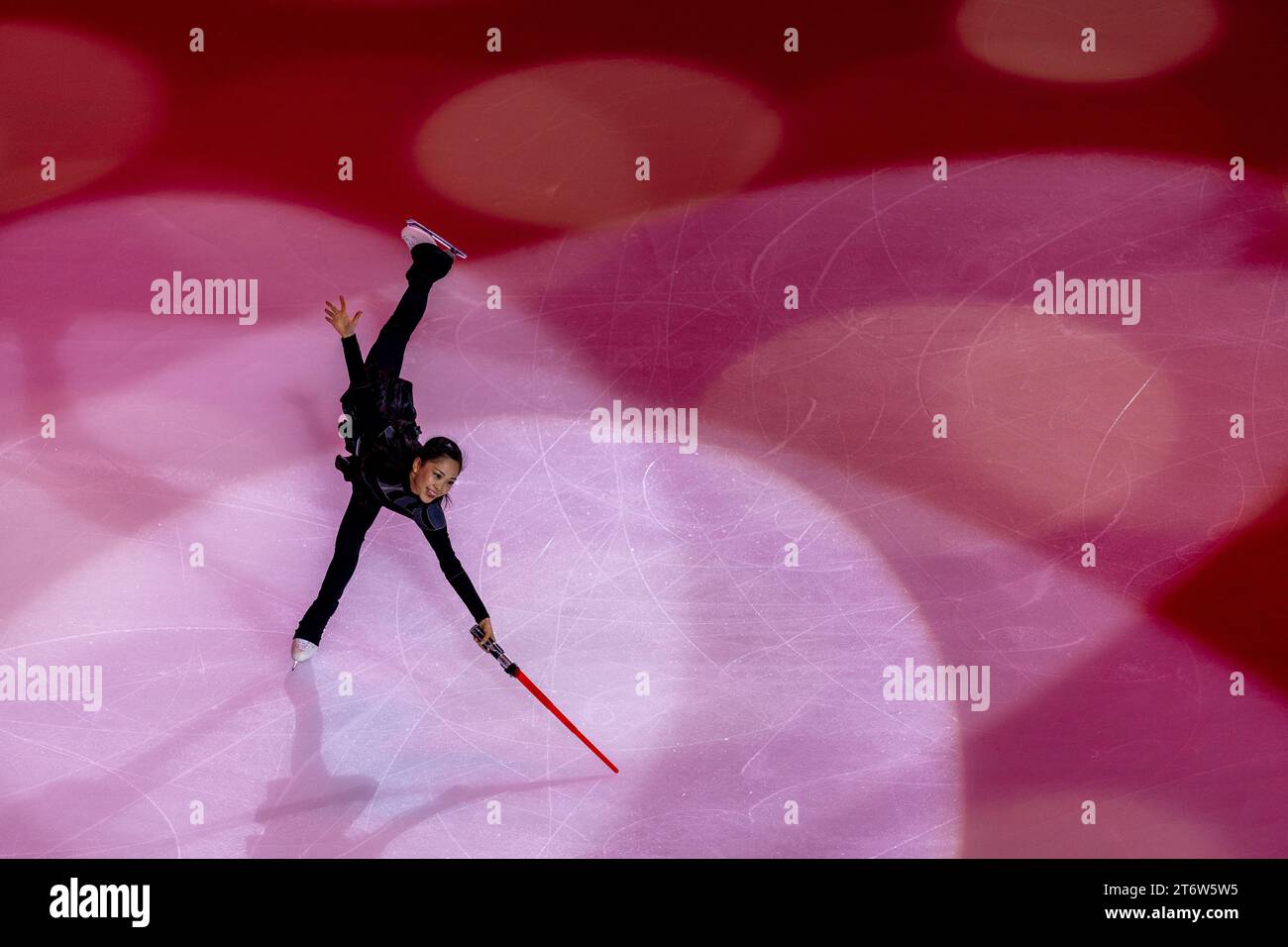 (231112) -- CHONGQING, 12 nov. 2023 (Xinhua) -- Yoshida Hana, du Japon, se produit lors de l'exposition de gala du Grand Prix ISU de patinage artistique de la coupe de Chine 2023 dans la municipalité de Chongqing, dans le sud-ouest de la Chine, le 12 novembre 2023. (Xinhua/Huang Wei) Banque D'Images