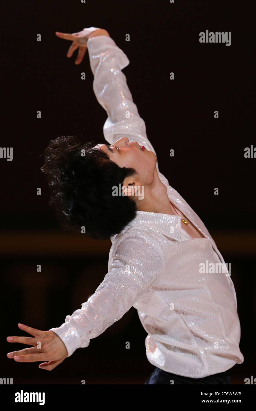 (231112) -- CHONGQING, 12 nov. 2023 (Xinhua) -- Jin Boyang, de Chine, se produit lors de l'exposition de gala du Grand Prix ISU de patinage artistique de la coupe de Chine 2023 dans la municipalité de Chongqing, dans le sud-ouest de la Chine, le 12 novembre 2023. (Xinhua/Xu Yanan) Banque D'Images