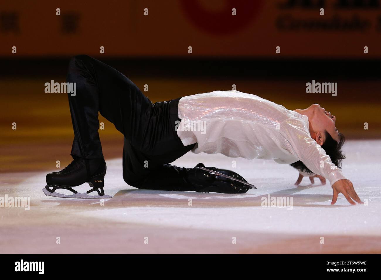 (231112) -- CHONGQING, 12 nov. 2023 (Xinhua) -- Jin Boyang, de Chine, se produit lors de l'exposition de gala du Grand Prix ISU de patinage artistique de la coupe de Chine 2023 dans la municipalité de Chongqing, dans le sud-ouest de la Chine, le 12 novembre 2023. (Xinhua/Xu Yanan) Banque D'Images