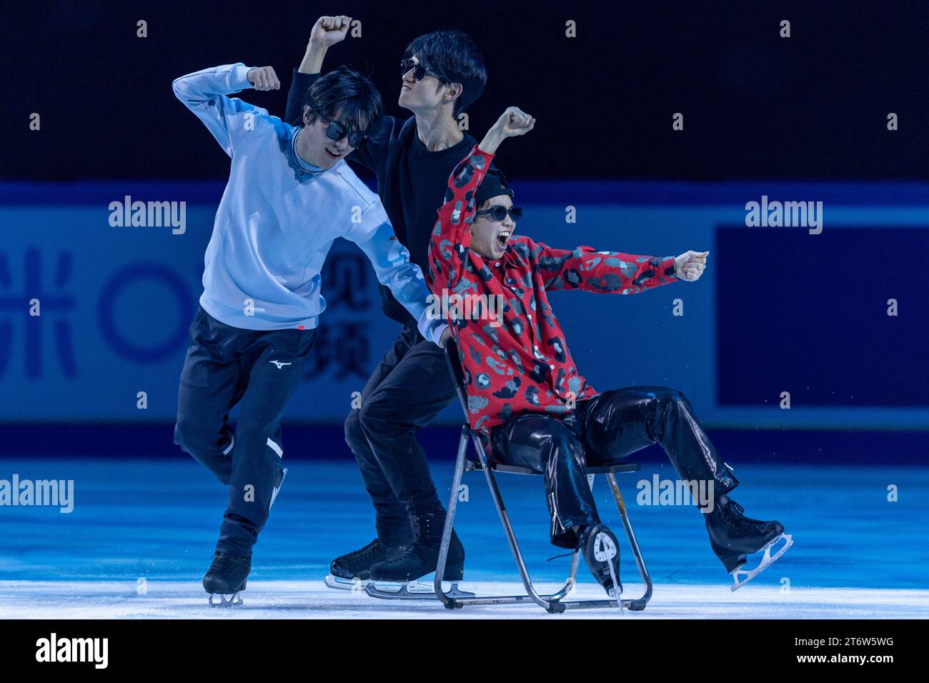 (231112) -- CHONGQING, 12 novembre 2023 (Xinhua) -- Tomono Kazuki (R) du Japon se produit lors de l'exposition de gala du Grand Prix ISU de patinage artistique de la coupe de Chine 2023 dans la municipalité de Chongqing, dans le sud-ouest de la Chine, le 12 novembre 2023. (Xinhua/Chu Jiayin) Banque D'Images