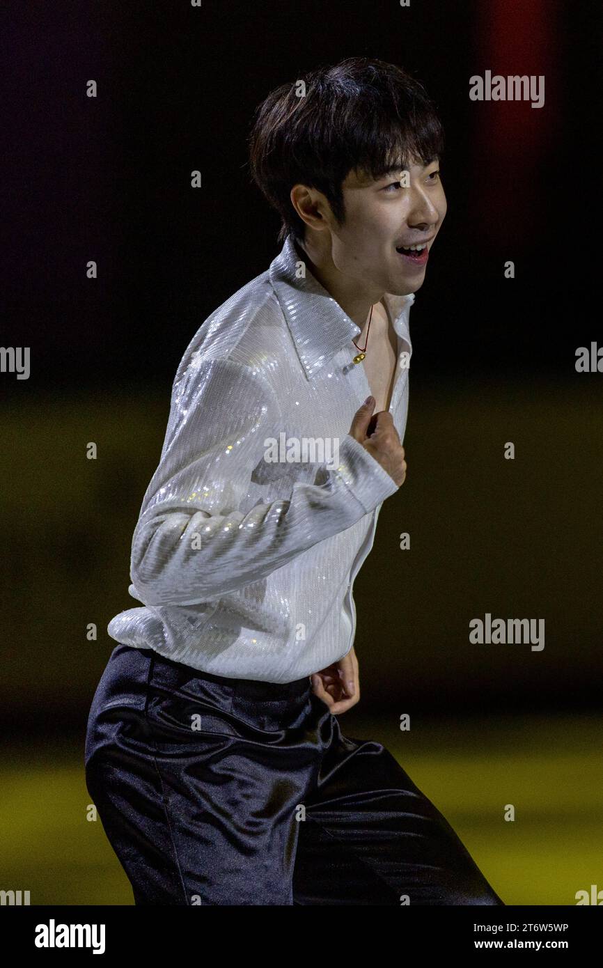 (231112) -- CHONGQING, 12 nov. 2023 (Xinhua) -- Jin Boyang, de Chine, se produit lors de l'exposition de gala du Grand Prix ISU de patinage artistique de la coupe de Chine 2023 dans la municipalité de Chongqing, dans le sud-ouest de la Chine, le 12 novembre 2023. (Xinhua/Chu Jiayin) Banque D'Images