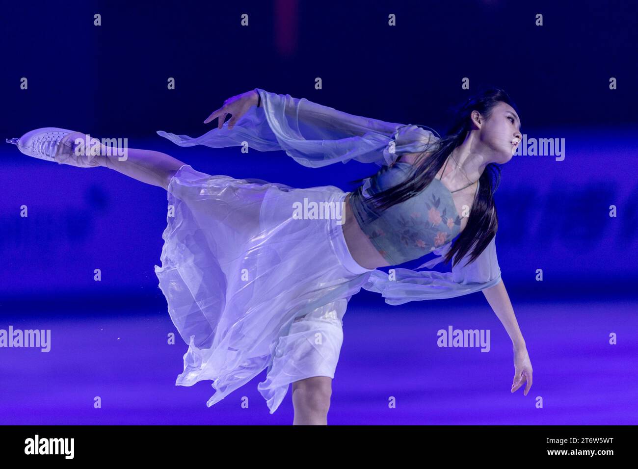 (231112) -- CHONGQING, 12 nov. 2023 (Xinhua) -- Chen Hongyi, de Chine, se produit lors de l'exposition de gala du Grand Prix ISU de patinage artistique de la coupe de Chine 2023 dans la municipalité de Chongqing, dans le sud-ouest de la Chine, le 12 novembre 2023. (Xinhua/Chu Jiayin) Banque D'Images