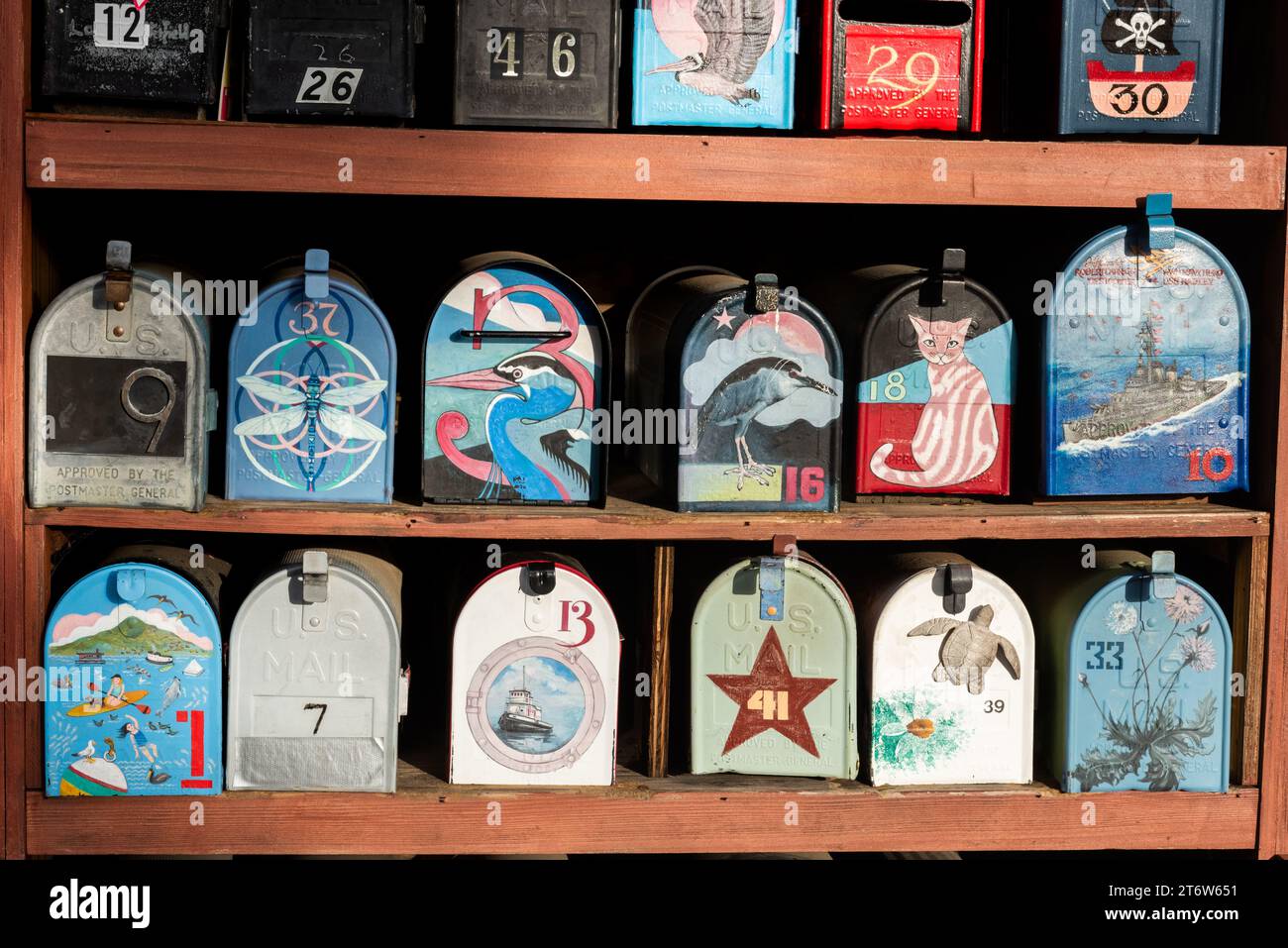 Rangées de boîtes aux lettres en métal, à dessus rond, peintes en couleur. Banque D'Images