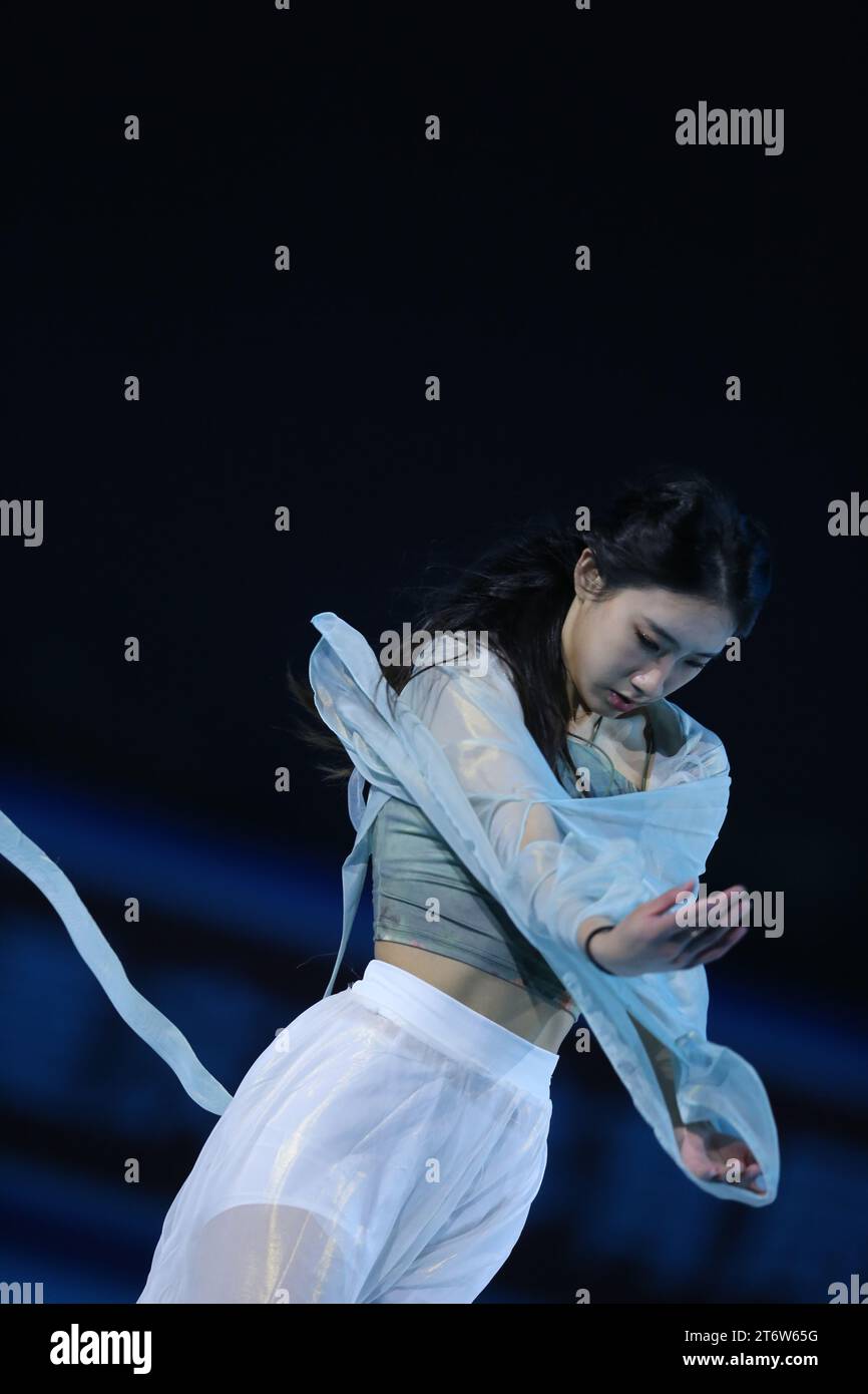 (231112) -- CHONGQING, 12 nov. 2023 (Xinhua) -- Chen Hongyi, de Chine, se produit lors de l'exposition de gala du Grand Prix ISU de patinage artistique de la coupe de Chine 2023 dans la municipalité de Chongqing, dans le sud-ouest de la Chine, le 12 novembre 2023. (Xinhua/Xu Yanan) Banque D'Images