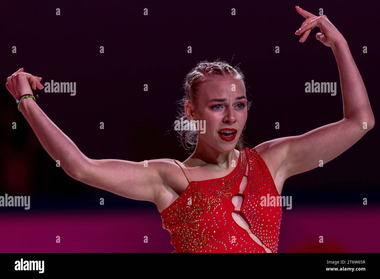 (231112) -- CHONGQING, 12 nov. 2023 (Xinhua) -- Niina Petrokina d'Estonie se produit lors de l'exposition de gala du Grand Prix ISU de patinage artistique de la coupe de Chine 2023 dans la municipalité de Chongqing, dans le sud-ouest de la Chine, le 12 novembre 2023. (Xinhua/Chu Jiayin) Banque D'Images