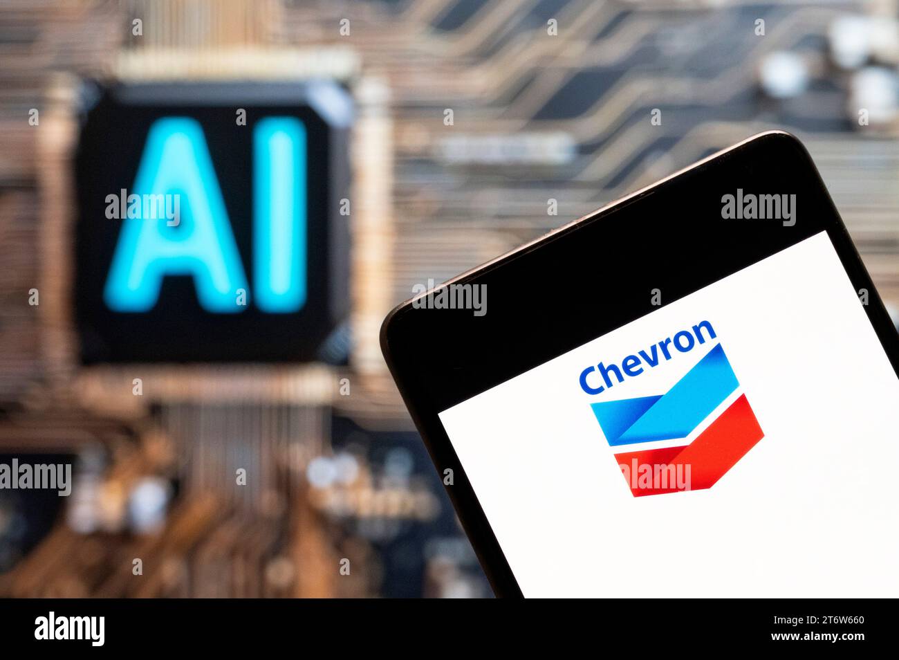 Sur cette photo, le logo de la multinationale pétrolière et gazière américaine Chevron Corporation (NYSE : CVX) est affiché sur un smartphone avec une puce d'intelligence artificielle (IA) et un symbole en arrière-plan. Banque D'Images