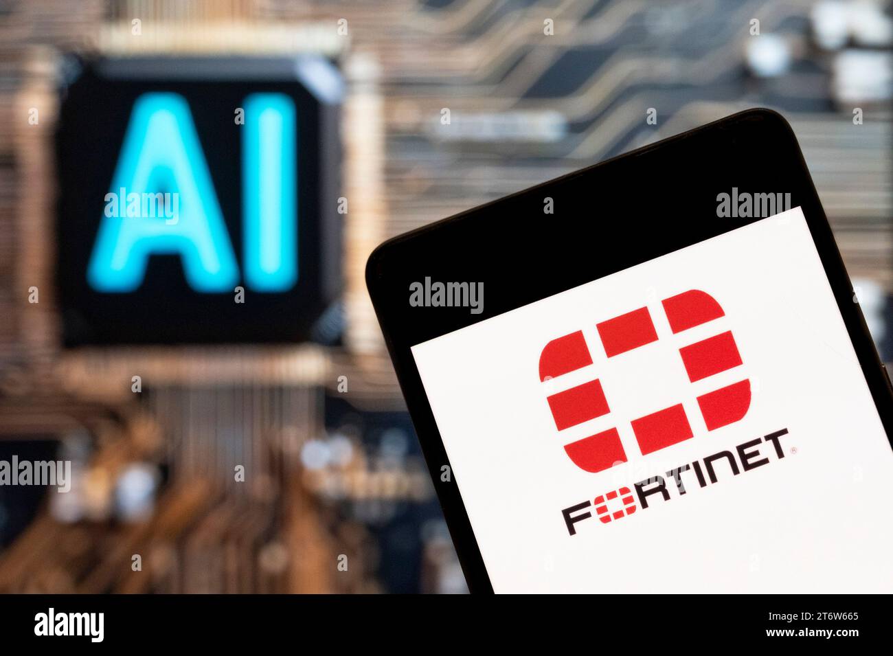 Dans cette illustration photo, le logo de la société américaine de cybersécurité Fortinet est affiché sur un smartphone avec une puce d’intelligence artificielle (IA) et un symbole en arrière-plan. Banque D'Images
