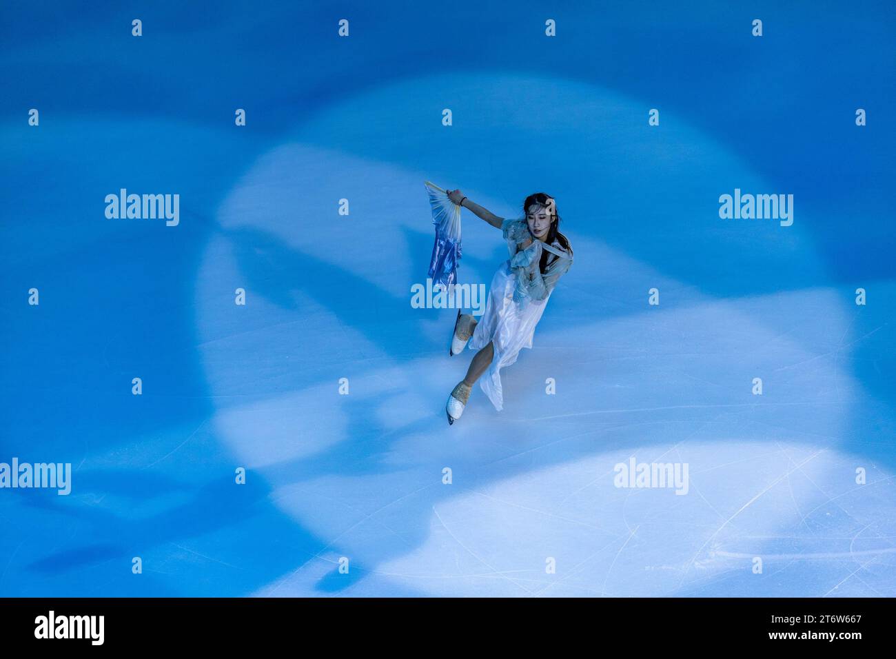 (231112) -- CHONGQING, 12 nov. 2023 (Xinhua) -- Chen Hongyi, de Chine, se produit lors de l'exposition de gala du Grand Prix ISU de patinage artistique de la coupe de Chine 2023 dans la municipalité de Chongqing, dans le sud-ouest de la Chine, le 12 novembre 2023. (Xinhua/Huang Wei) Banque D'Images