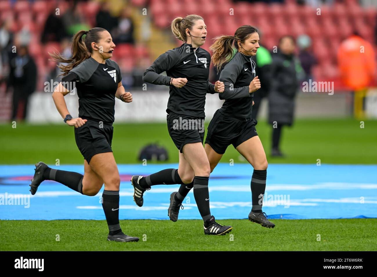 Ondon, Angleterre, le 12 novembre 2023. Londres, Royaume-Uni. 12 novembre 2023. Les officiels s'échauffent avant le match de la FA Women's Super League entre les Spurs Women et Liverpool Women à Brisbane Road, Londres, Angleterre, le 12 novembre 2023. Photo de Phil Hutchinson. Usage éditorial uniquement, licence requise pour un usage commercial. Aucune utilisation dans les Paris, les jeux ou les publications d'un seul club/ligue/joueur. Crédit : UK Sports pics Ltd/Alamy Live News Banque D'Images