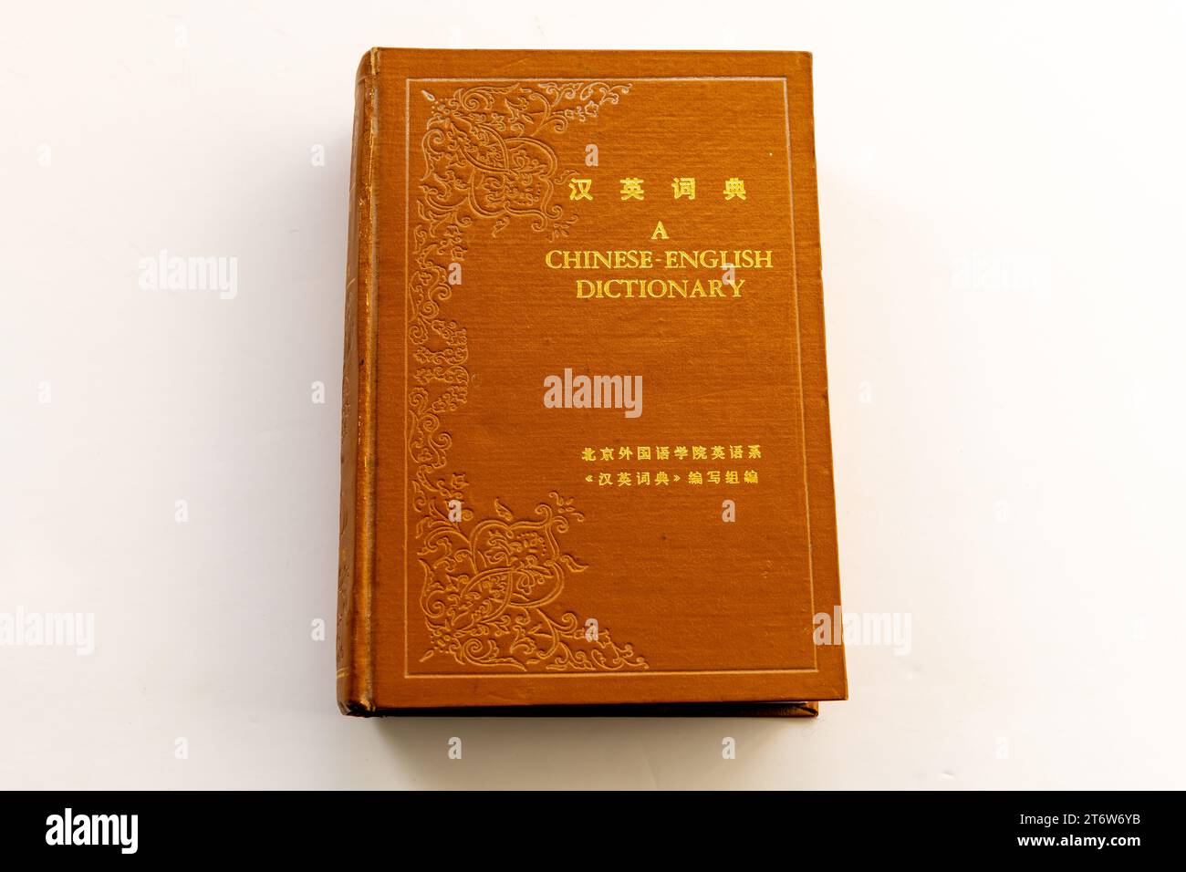 Un dictionnaire chinois anglais relié papier isolé en blanc. Banque D'Images