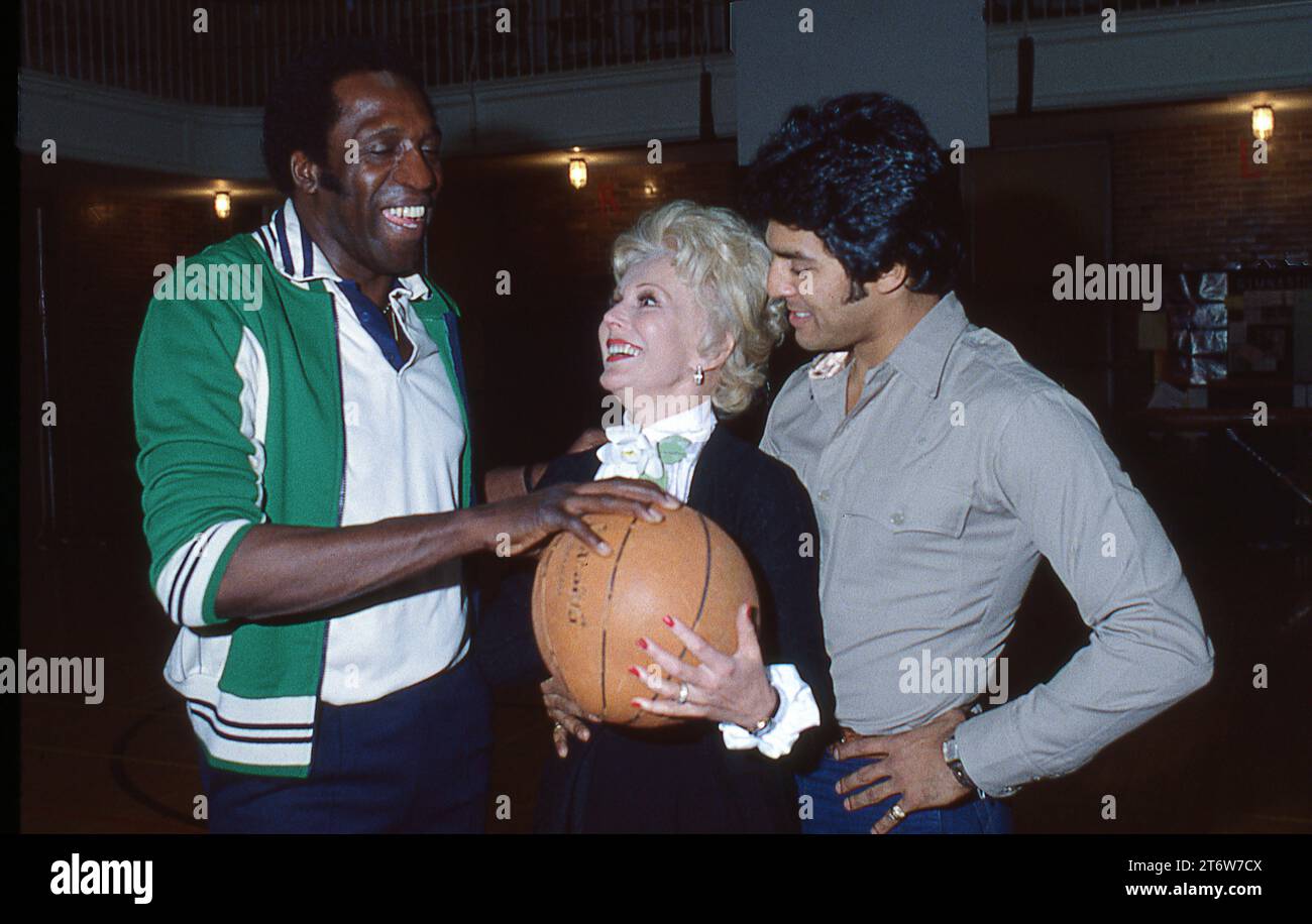 Le trio inhabituel d'Eva Gabor, Medowlark Lemon et Eric Estrada lors d'un événement sportif de célébrités à Manhattan vers 1978. Banque D'Images