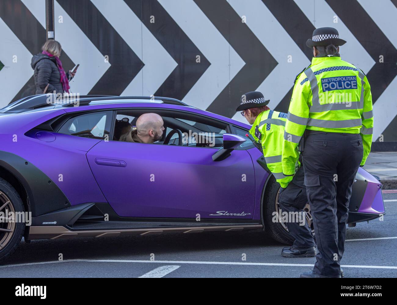 Metropolitan police Officers vérifie les documents d'un super chauffeur de voiture, Londres, Royaume-Uni. Banque D'Images