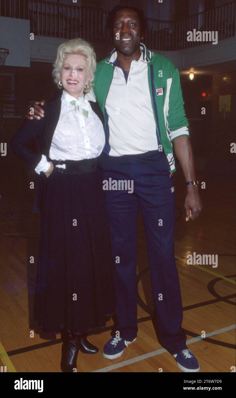 L’association très inhabituelle de Meadowlark Lemon et Eva Gabor lors d’un événement sportif de célébrités à Manhattan vers 1978. Banque D'Images