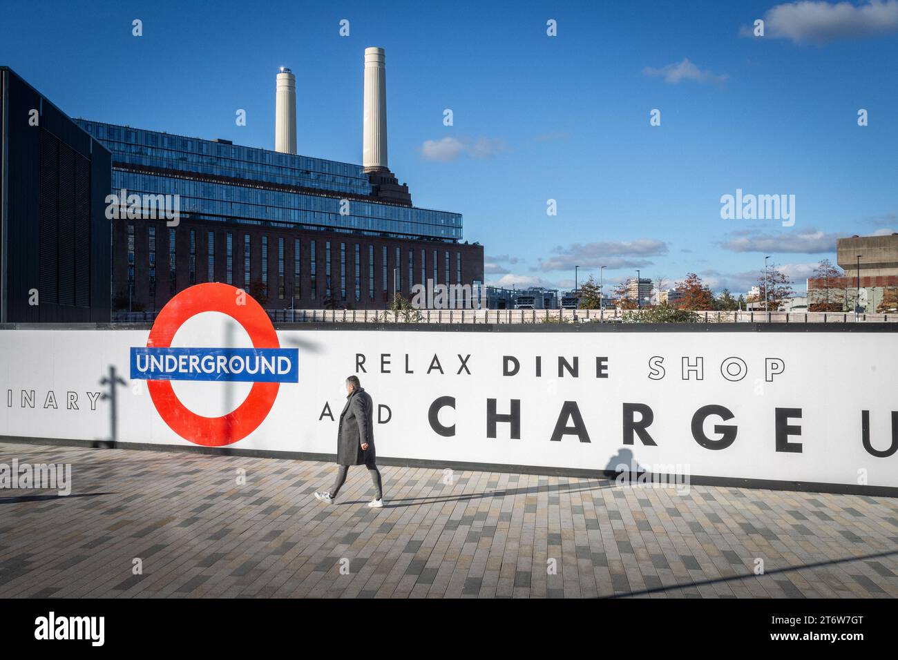 Station de métro Battersea Power Station à Londres, avec Battersea Power Station en arrière-plan Banque D'Images
