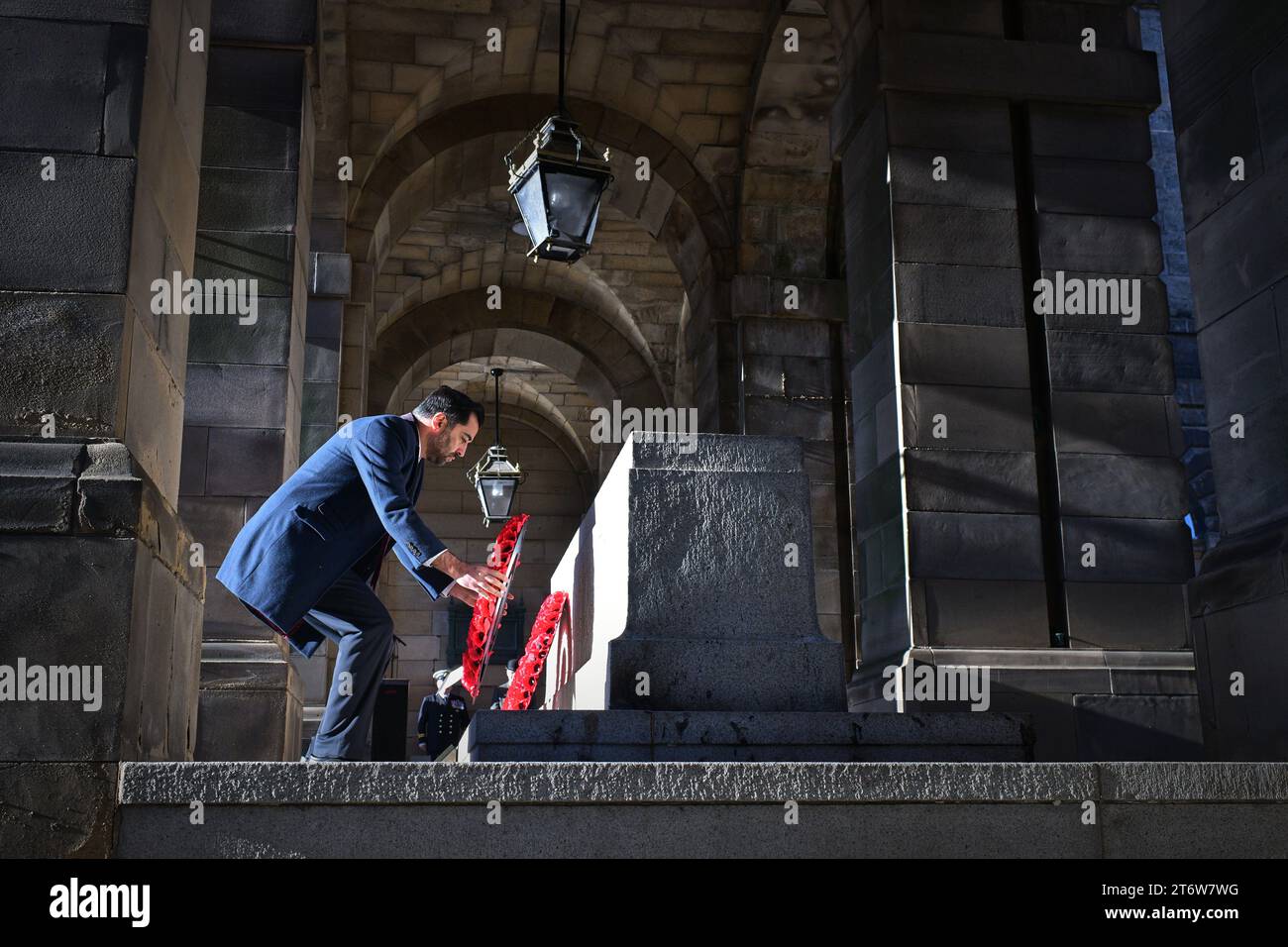 Édimbourg Écosse, Royaume-Uni 12 novembre 2023. Le premier ministre de l'Écosse Humza Yousaf dépose une couronne le dimanche du souvenir à la Pierre du souvenir à la Chambre de la ville d'Édimbourg pour se souvenir des morts. crédit sst/alamy live news Banque D'Images